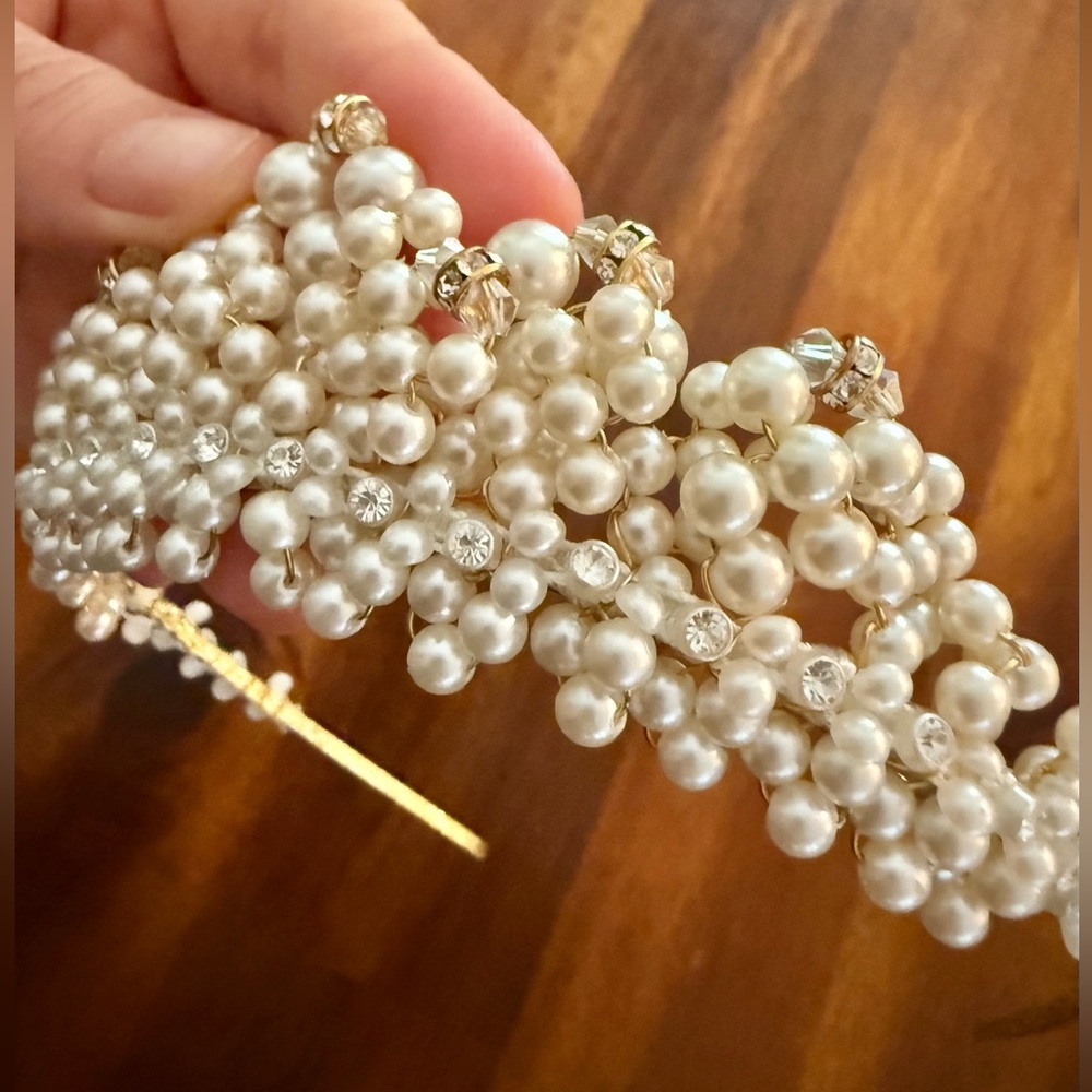 Wedding tiara with pearls